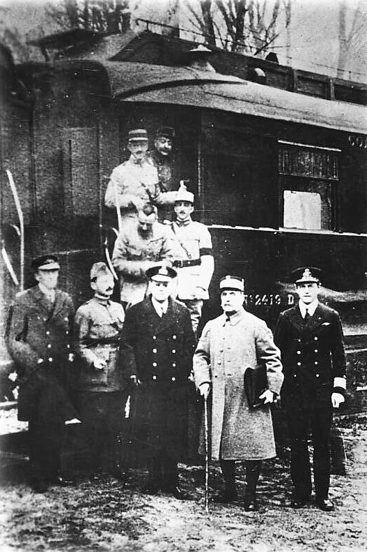 Foch vor dem Salonwagen im Walde von Compi&eacute;gne