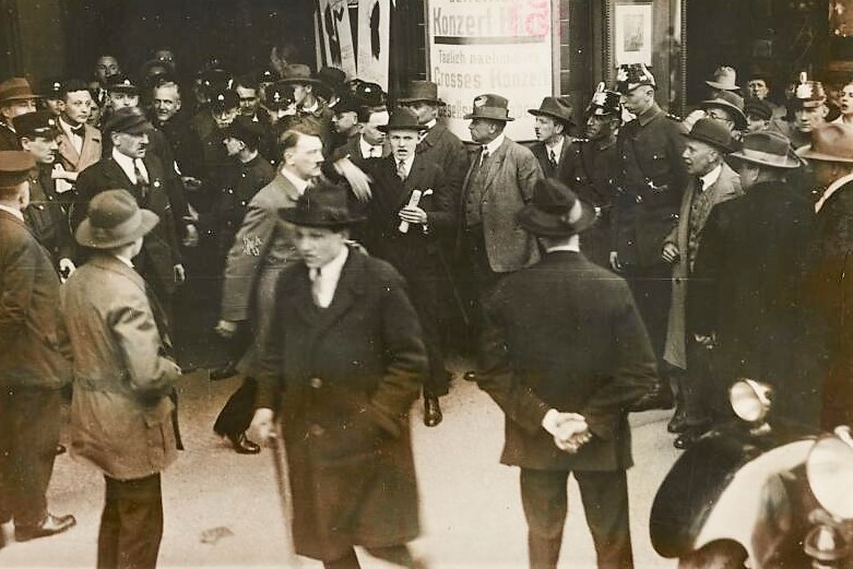 Hitler beim Verlassen einer Veranstaltung