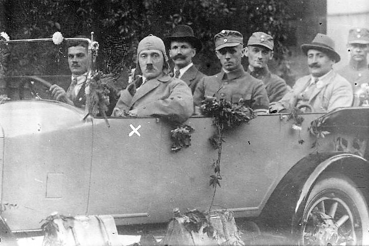 Hitler auf Propagandafahrt