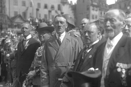 Angespanntes Verh&auml;ltnis zu v&ouml;lkischen Kreisen