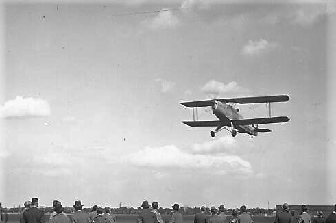 Landung eines Doppeldeckers in Berlin-Johannisthal